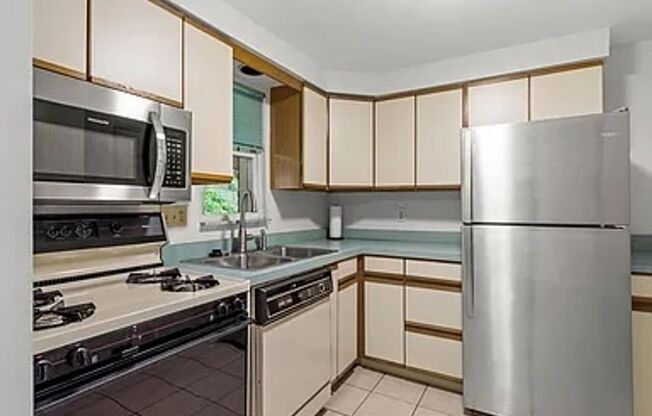 AVAILABLE 6/1! CONVENIENTLY LOCATED 2 BEDROOM!