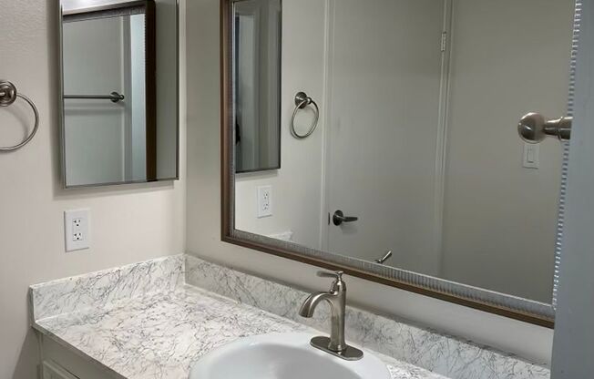 2 beds, 1 bath, 900 sqft, $2,300, Unit 8324-31