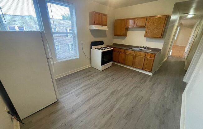 3 beds, 1 bath, $2,000, Unit 1650 # 3F