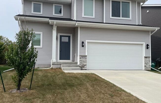 FREE RENT SPECIAL! 3 bedroom 3 bathroom Single-Family Home in Urbandale, IA