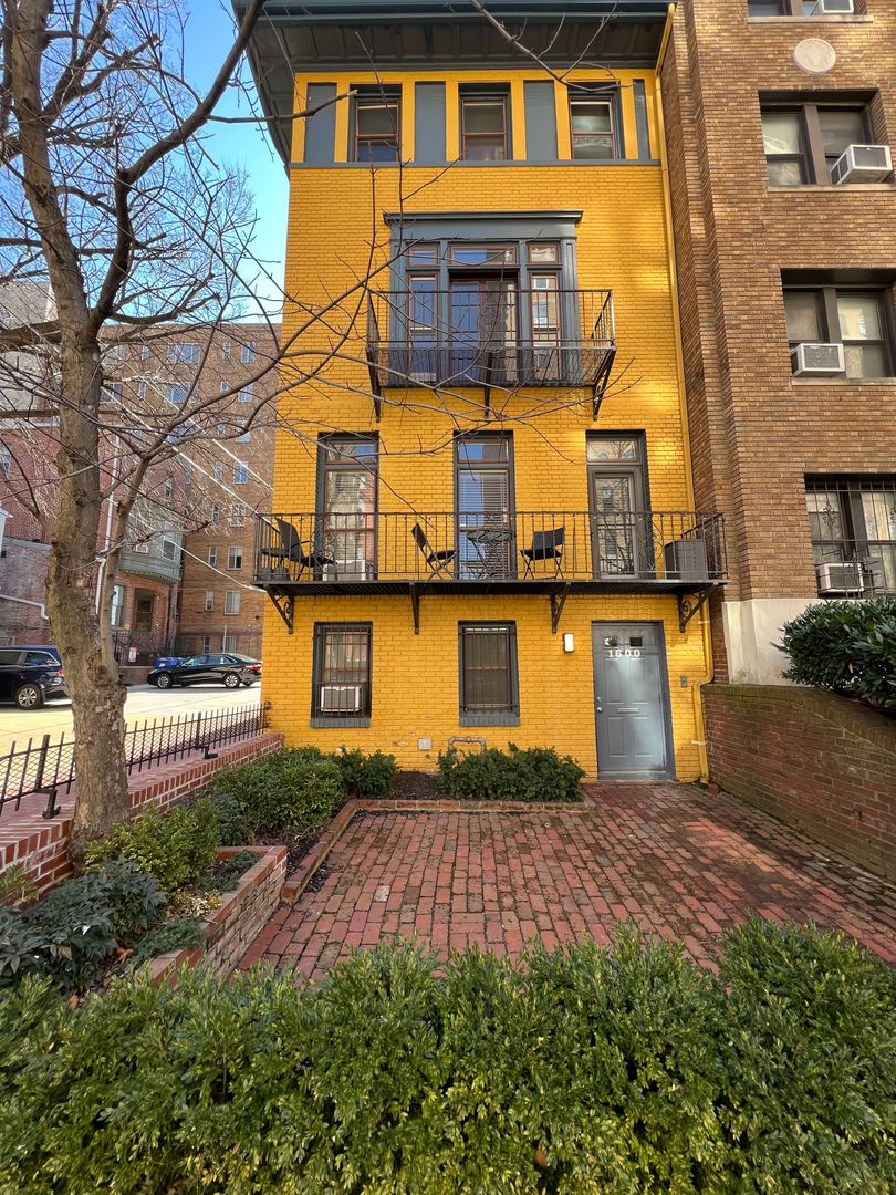 Centrally Located 1BR/1BA in Dupont Circle with Cozy Patio