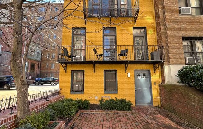 Centrally Located 1BR/1BA in Dupont Circle with Cozy Patio