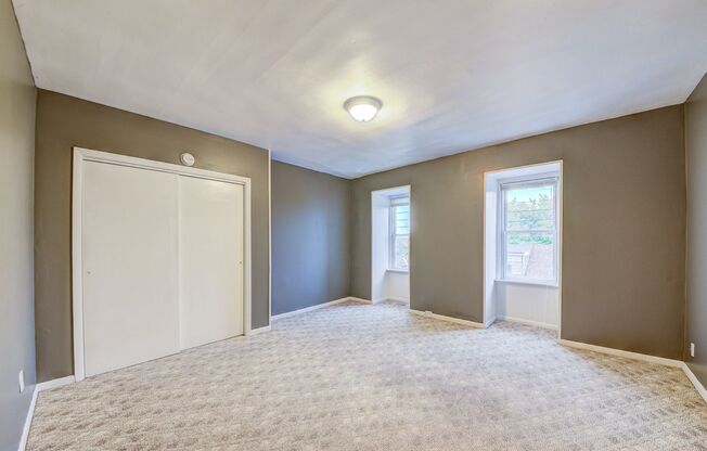 2 beds, 1 bath, $1,299, Unit Apt 3