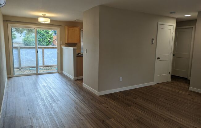 2 beds, 1 bath, 850 sqft, $1,550, Unit B