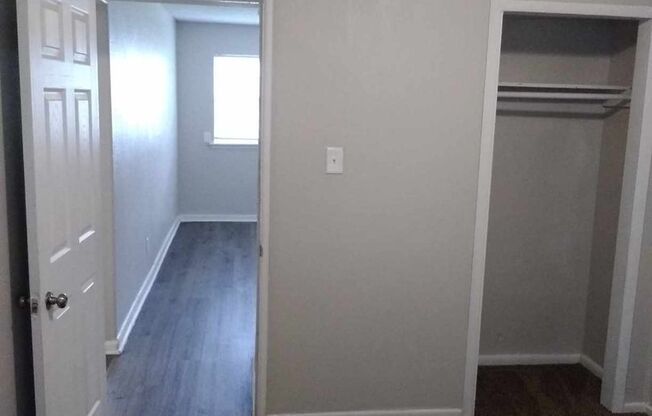 3 beds, 1 bath, 775 sqft, $850, Unit 415-17 Winfield-415 Winfield