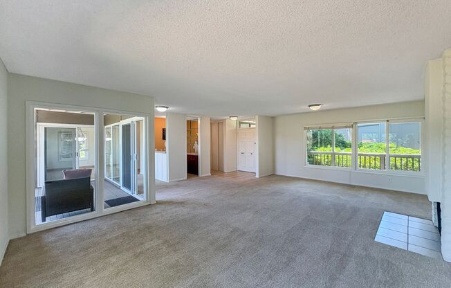 Spacious 2B/2.5BA Townhome w/ Stunning Views, AC & Garage – Available Now! (Month to Month)