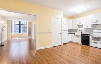 1 bed, 1 bath, 774 sqft, $1,900, Unit B37