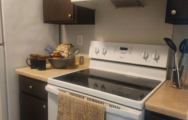 2 beds, 1 bath, 775 sqft, $895, Unit 370J