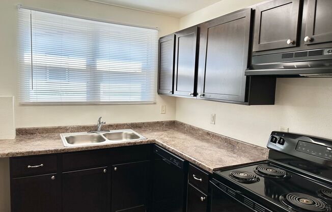 2 beds, 1 bath, $810, Unit 6