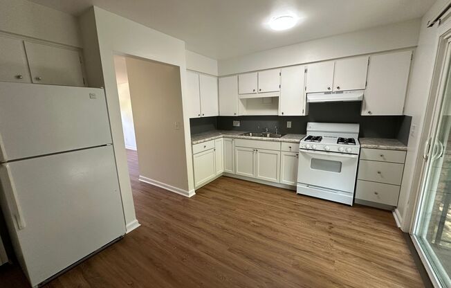 2 beds, 1 bath, 850 sqft, $1,150, Unit 3202 Marshall SE