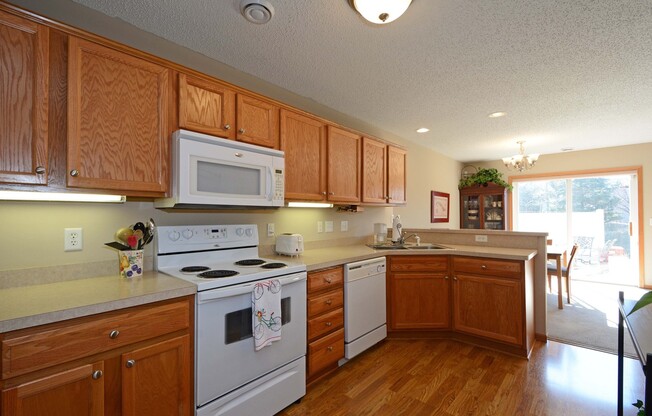 Gorgeous 3 bed 2 bath end-unit Waconia Townhouse!