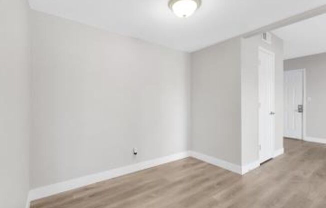 Bella Vita Condominium/Ground Floor/Upgraded/Minutes to the Strip