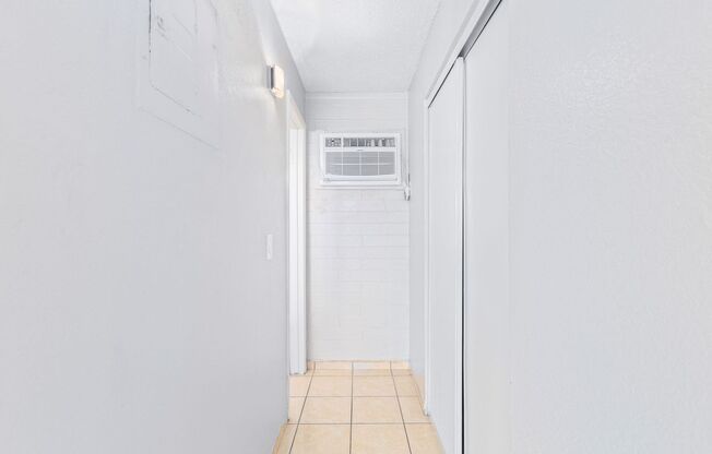Studio, 1 bath, 400 sqft, $749, Unit 21
