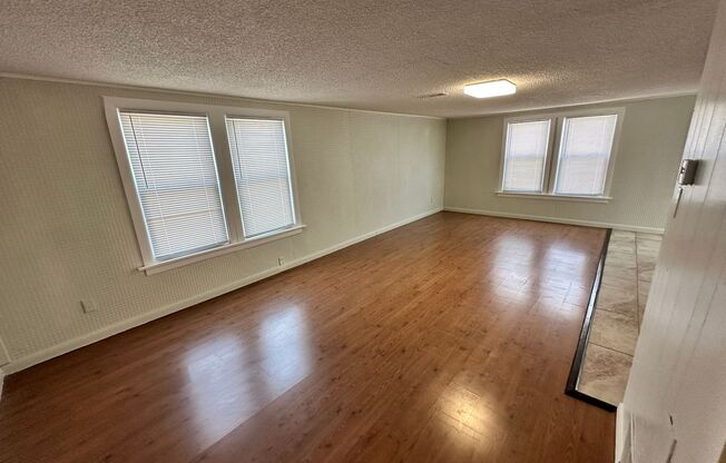 Newly Remodeled 4 Bed, 1 Bath Upstairs Unit in SW OKC!