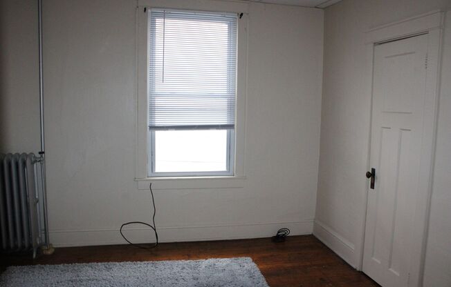 2 beds, 1 bath, $900, Unit Apt B