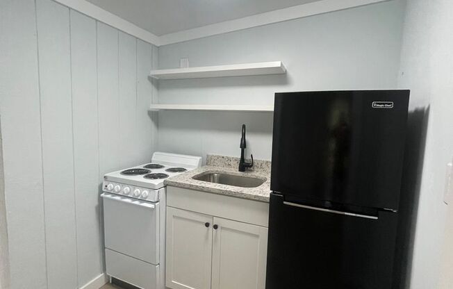 1 bed, 1 bath, 700 sqft, $1,100, Unit B