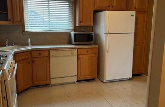 3 beds, 1.5 baths, $3,600, Unit 2