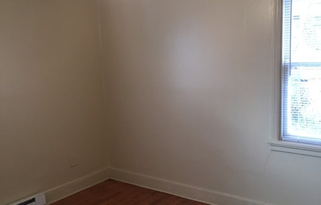 Adorable 3 bdrm/1bath House with Huge Backyard!