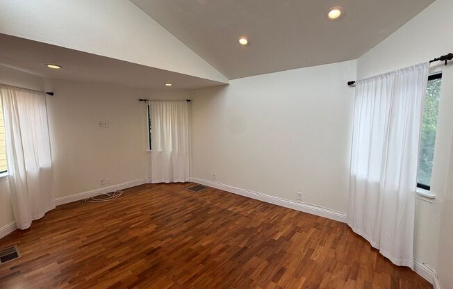 EPIC REA: Charming 2Bed/1Bath Condo w/ Parking