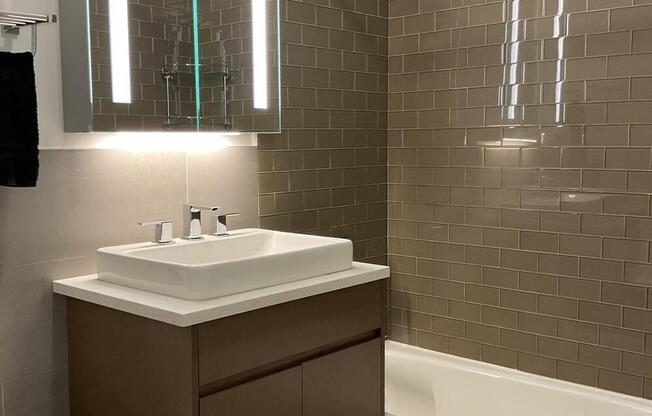 1 bed, 1 bath, 713 sqft, $4,200, Unit 6G