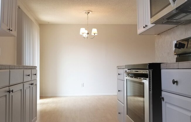 2 beds, 1 bath, 900 sqft, $1,595