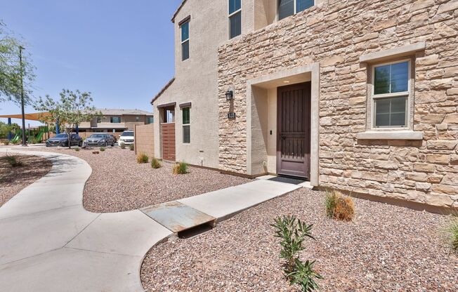 Gorgeous 4bed/3 bath End Unit Condo in Gilbert’s Layton Lakes