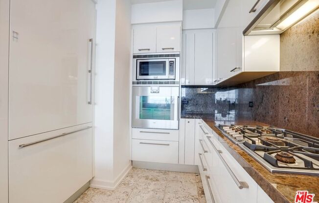 1 bed, 2 baths, 1,020 sqft, $5,500, Unit 31F