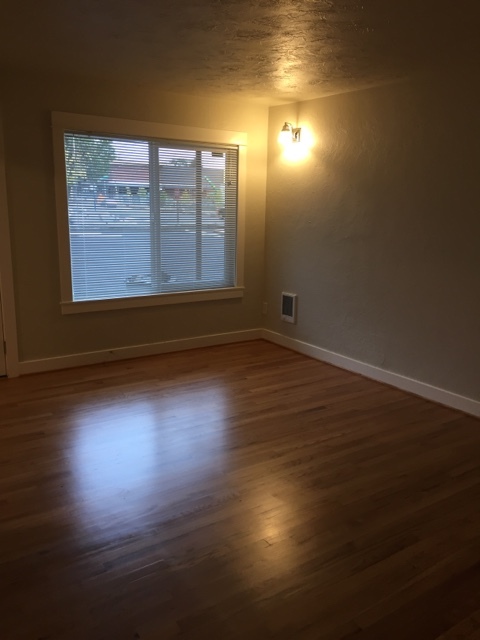 1 bed, 1 bath, 700 sqft, $1,595