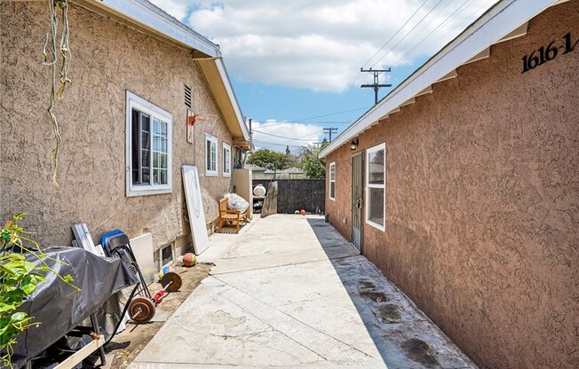 1616 1/2 E 89 ST