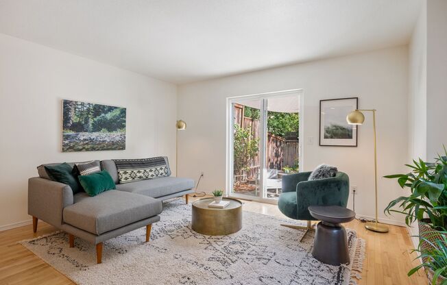 Spacious Cathedral Park Townhouse with Private Yard & Garage