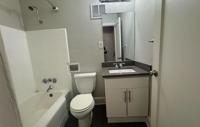 1 bed, 1 bath, 607 sqft, $1,350, Unit 24