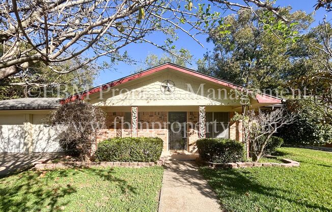 1422 Austin St - Charming 3 Bedroom, 2 Bathroom Home With Garage in Ennis, TX