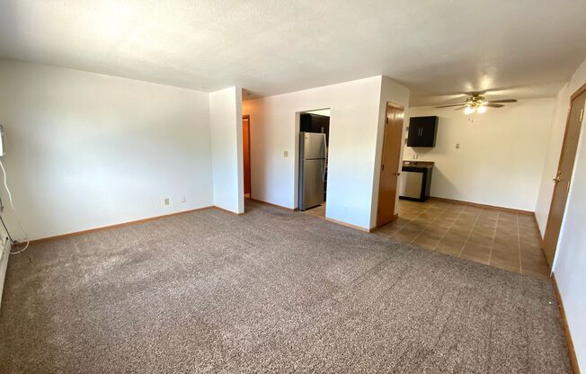 2 beds, 1 bath, $925, Unit 11