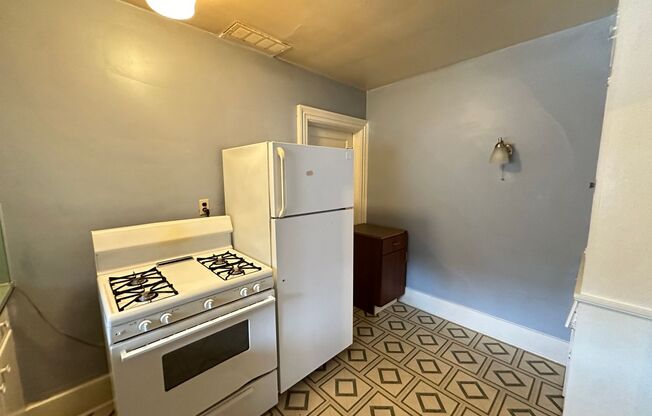 1 bed, 1 bath, $750, Unit Apt #3