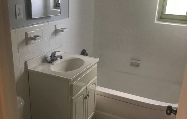 2 beds, 1 bath, 825 sqft, $2,200, Unit E482A
