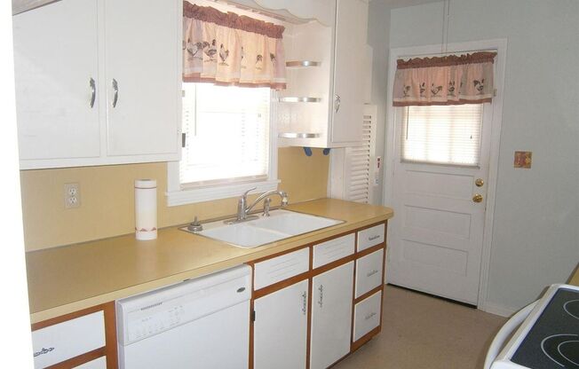 3 beds, 1 bath, $1,300