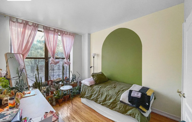 164 W 130 ST
