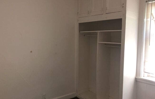 2 beds, 1 bath, $810, Unit B