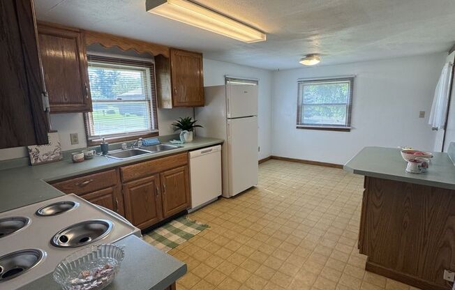 3 beds, 1 bath, 1,016 sqft, $1,495
