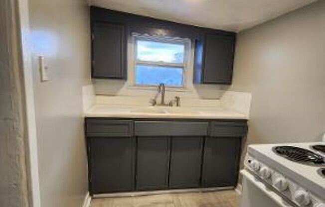 Eastside Spacious Two Bedroom Duplex Near Emerson Ave and Washington St