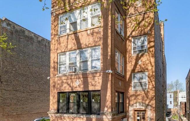 4612 N DRAKE