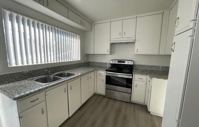 2 beds, 1 bath, $2,050, Unit 17