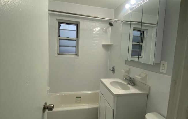 1 bed, 1 bath, $2,400, Unit 7AA