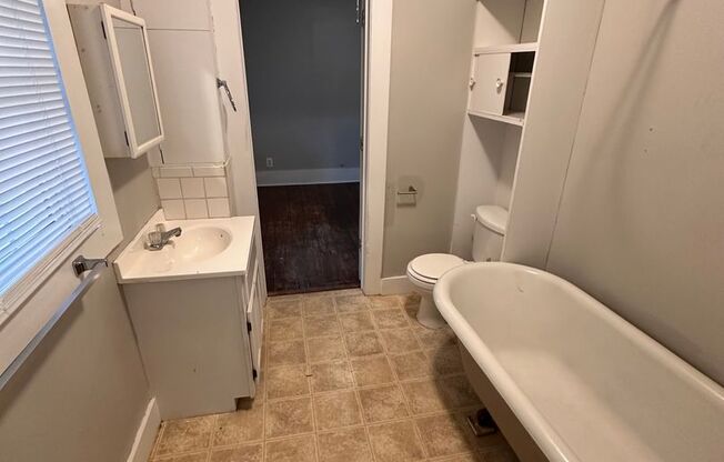 $850 - 2 bedroom/ 1 bathroom - Single Family Home