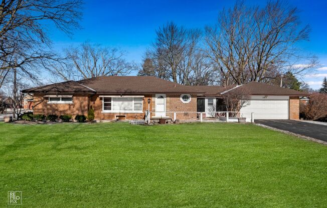 Gorgeous 3 Bedroom Home in Mount Prospect!