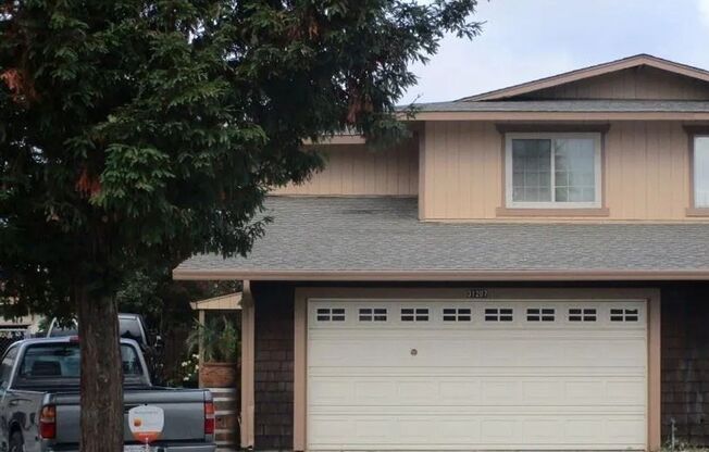 DESIRABLE 3bd/2.5ba WITH 2 CAR GARAGE AND PRIVATE BACK YARD ON A CUL-DE-SAC ROAD!!!