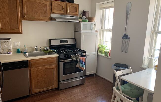 2 beds, 1 bath, $2,300