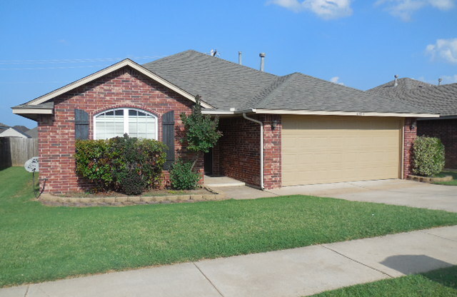 Three bedroom home in The Apples in Moore!