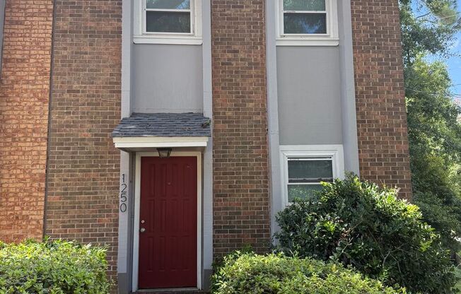 Upgraded 2BR/1.5BA Townhouse Apartment Conveniently Located!
