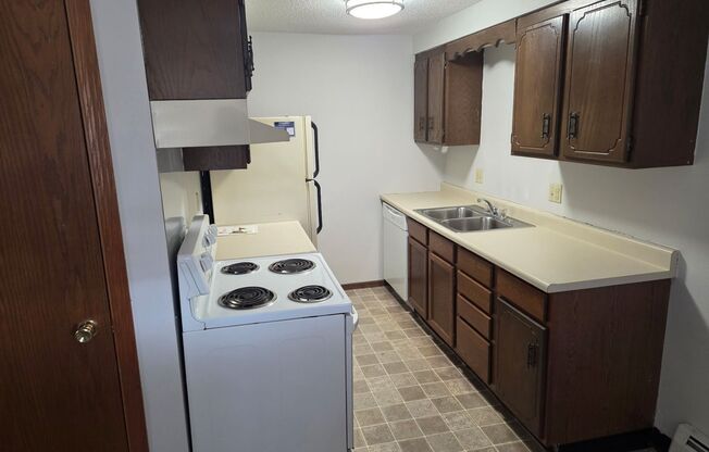 2 beds, 1 bath, 832 sqft, $850, Unit 6812 W 46th - Unit 02